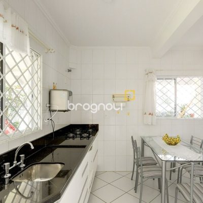 Casa com 176m², 4 quartos (sendo 2 suítes), 4 garagens, no bairro Ingleses em Florianópolis