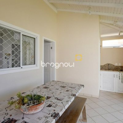 Casa com 176m², 4 quartos (sendo 2 suítes), 4 garagens, no bairro Ingleses em Florianópolis