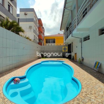 Casa com 404m², 5 quartos (sendo 3 suítes), 5 garagens, no bairro Praia Comprida em São José
