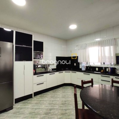 Casa com 404m², 5 quartos (sendo 3 suítes), 5 garagens, no bairro Praia Comprida em São José