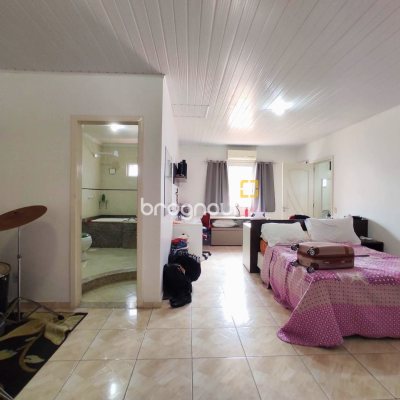 Casa com 404m², 5 quartos (sendo 3 suítes), 5 garagens, no bairro Praia Comprida em São José