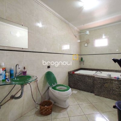 Casa com 404m², 5 quartos (sendo 3 suítes), 5 garagens, no bairro Praia Comprida em São José