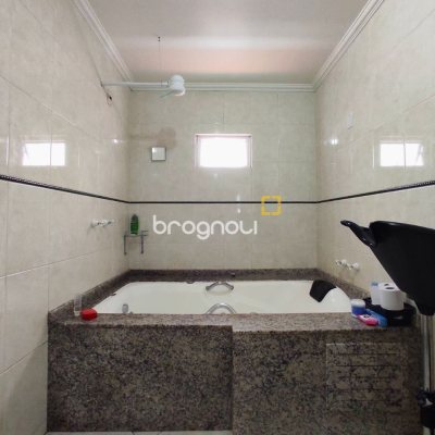 Casa com 404m², 5 quartos (sendo 3 suítes), 5 garagens, no bairro Praia Comprida em São José