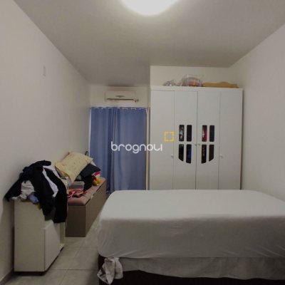 Casa com 404m², 5 quartos (sendo 3 suítes), 5 garagens, no bairro Praia Comprida em São José