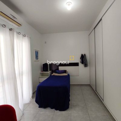 Casa com 404m², 5 quartos (sendo 3 suítes), 5 garagens, no bairro Praia Comprida em São José