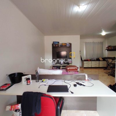 Casa com 404m², 5 quartos (sendo 3 suítes), 5 garagens, no bairro Praia Comprida em São José