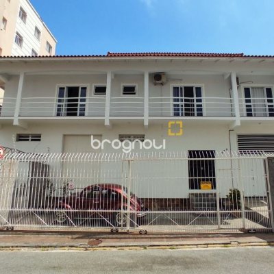 Casa com 404m², 5 quartos (sendo 3 suítes), 5 garagens, no bairro Praia Comprida em São José