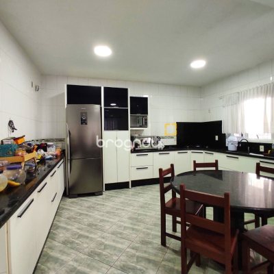 Casa com 404m², 5 quartos (sendo 3 suítes), 5 garagens, no bairro Praia Comprida em São José