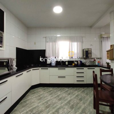 Casa com 404m², 5 quartos (sendo 3 suítes), 5 garagens, no bairro Praia Comprida em São José
