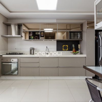 Cobertura com 110m², 2 quartos (sendo 1 suíte), 2 garagens, no bairro Canasvieiras em Florianópolis