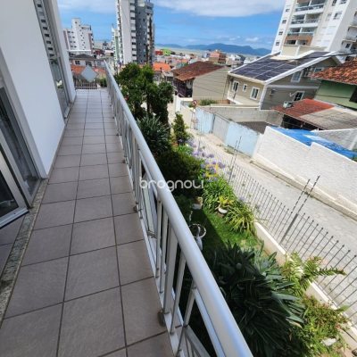 Casa com 370m², 5 quartos (sendo 2 suítes), 3 garagens, no bairro Barreiros em São José