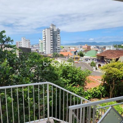 Casa com 370m², 5 quartos (sendo 2 suítes), 3 garagens, no bairro Barreiros em São José