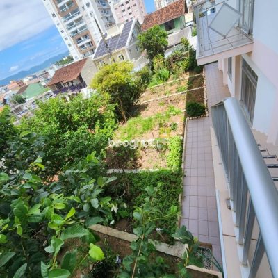Casa com 370m², 5 quartos (sendo 2 suítes), 3 garagens, no bairro Barreiros em São José