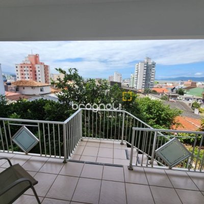 Casa com 370m², 5 quartos (sendo 2 suítes), 3 garagens, no bairro Barreiros em São José