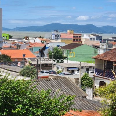 Casa com 370m², 5 quartos (sendo 2 suítes), 3 garagens, no bairro Barreiros em São José