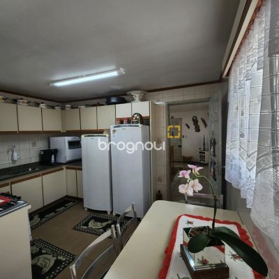 Casa com 370m², 5 quartos (sendo 2 suítes), 3 garagens, no bairro Barreiros em São José