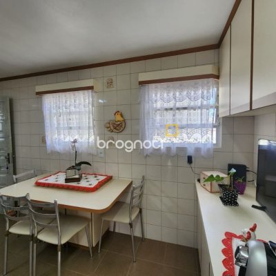 Casa com 370m², 5 quartos (sendo 2 suítes), 3 garagens, no bairro Barreiros em São José