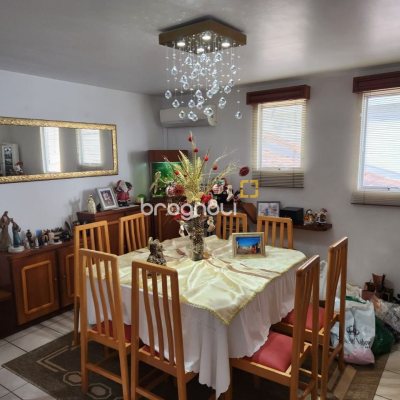 Casa com 370m², 5 quartos (sendo 2 suítes), 3 garagens, no bairro Barreiros em São José