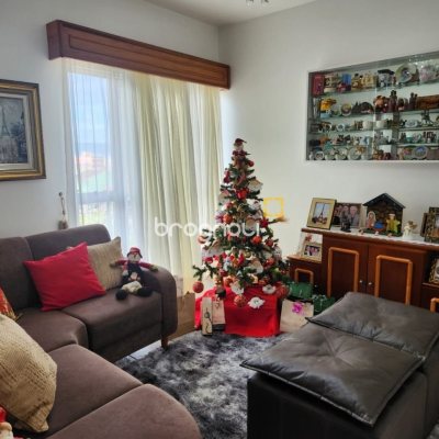 Casa com 370m², 5 quartos (sendo 2 suítes), 3 garagens, no bairro Barreiros em São José