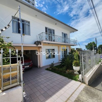 Casa com 370m², 5 quartos (sendo 2 suítes), 3 garagens, no bairro Barreiros em São José