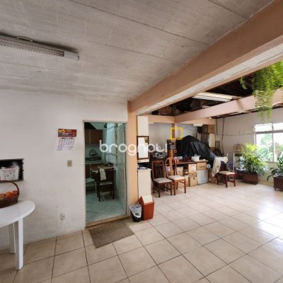 Casa com 370m², 5 quartos (sendo 2 suítes), 3 garagens, no bairro Barreiros em São José