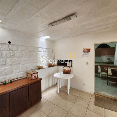 Casa com 370m², 5 quartos (sendo 2 suítes), 3 garagens, no bairro Barreiros em São José