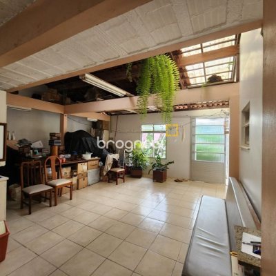Casa com 370m², 5 quartos (sendo 2 suítes), 3 garagens, no bairro Barreiros em São José