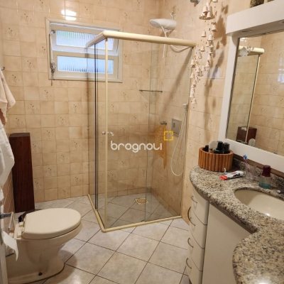 Casa com 370m², 5 quartos (sendo 2 suítes), 3 garagens, no bairro Barreiros em São José