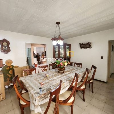 Casa com 370m², 5 quartos (sendo 2 suítes), 3 garagens, no bairro Barreiros em São José