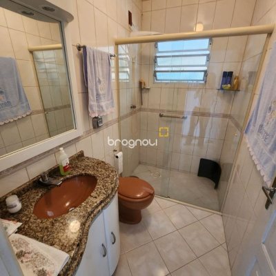 Casa com 370m², 5 quartos (sendo 2 suítes), 3 garagens, no bairro Barreiros em São José