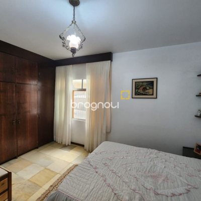 Casa com 370m², 5 quartos (sendo 2 suítes), 3 garagens, no bairro Barreiros em São José