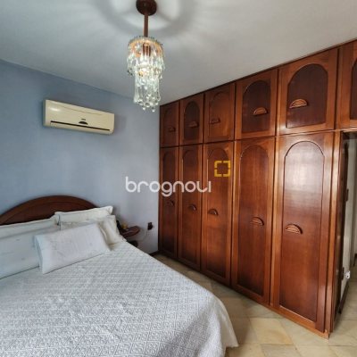 Casa com 370m², 5 quartos (sendo 2 suítes), 3 garagens, no bairro Barreiros em São José