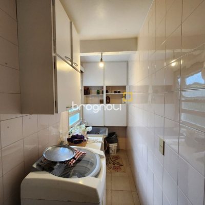 Casa com 370m², 5 quartos (sendo 2 suítes), 3 garagens, no bairro Barreiros em São José