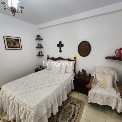 Casa com 370m², 5 quartos (sendo 2 suítes), 3 garagens, no bairro Barreiros em São José