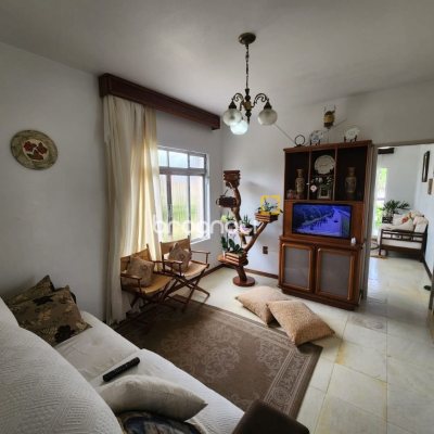 Casa com 370m², 5 quartos (sendo 2 suítes), 3 garagens, no bairro Barreiros em São José