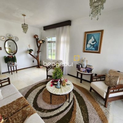 Casa com 370m², 5 quartos (sendo 2 suítes), 3 garagens, no bairro Barreiros em São José