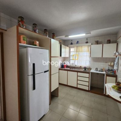 Casa com 370m², 5 quartos (sendo 2 suítes), 3 garagens, no bairro Barreiros em São José