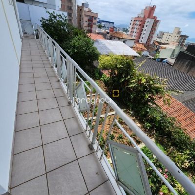 Casa com 370m², 5 quartos (sendo 2 suítes), 3 garagens, no bairro Barreiros em São José