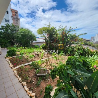 Casa com 370m², 5 quartos (sendo 2 suítes), 3 garagens, no bairro Barreiros em São José