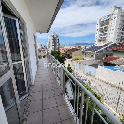 Casa com 370m², 5 quartos (sendo 2 suítes), 3 garagens, no bairro Barreiros em São José