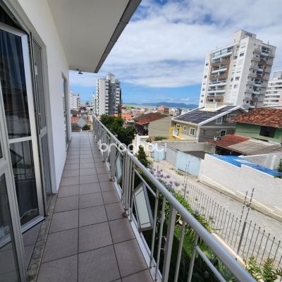 Casa com 370m², 5 quartos (sendo 2 suítes), 3 garagens, no bairro Barreiros em São José