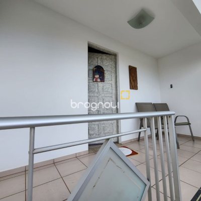 Casa com 370m², 5 quartos (sendo 2 suítes), 3 garagens, no bairro Barreiros em São José