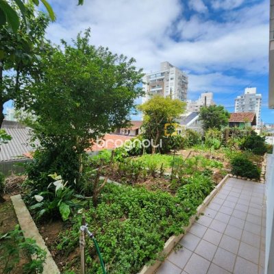 Casa com 370m², 5 quartos (sendo 2 suítes), 3 garagens, no bairro Barreiros em São José