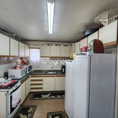 Casa com 370m², 5 quartos (sendo 2 suítes), 3 garagens, no bairro Barreiros em São José