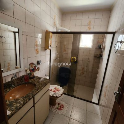 Casa com 370m², 5 quartos (sendo 2 suítes), 3 garagens, no bairro Barreiros em São José