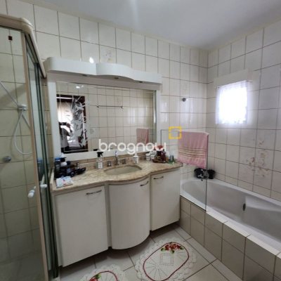 Casa com 370m², 5 quartos (sendo 2 suítes), 3 garagens, no bairro Barreiros em São José