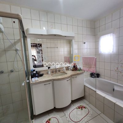 Casa com 370m², 5 quartos (sendo 2 suítes), 3 garagens, no bairro Barreiros em São José