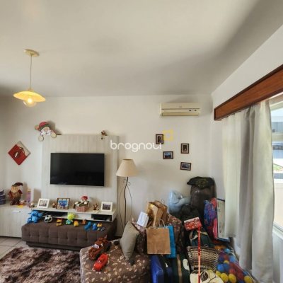 Casa com 370m², 5 quartos (sendo 2 suítes), 3 garagens, no bairro Barreiros em São José