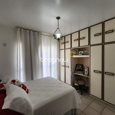 Casa com 370m², 5 quartos (sendo 2 suítes), 3 garagens, no bairro Barreiros em São José