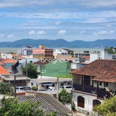 Casa com 370m², 5 quartos (sendo 2 suítes), 3 garagens, no bairro Barreiros em São José